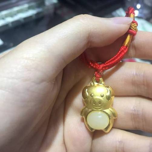 猪年行大运就戴小金猪,足金999金镶玉福猪吊坠仅售88元/套,全城5店